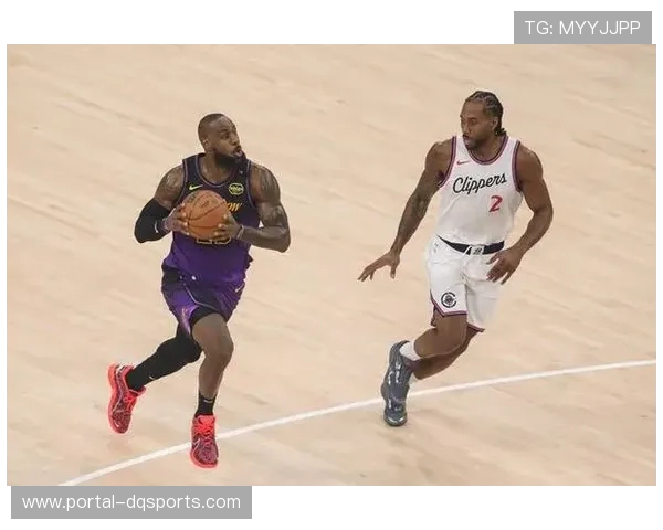 詹姆斯与东契奇赛后互动,41岁老将与年轻核心对比引热议